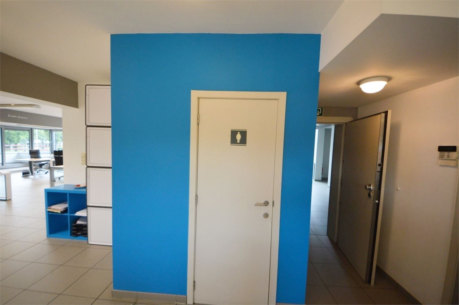 INSTAPKLAAR KANTOOR MET 6 PRIVE PARKEERPLAATSEN NABIJ E40 KAREELSTRAAT foto 11