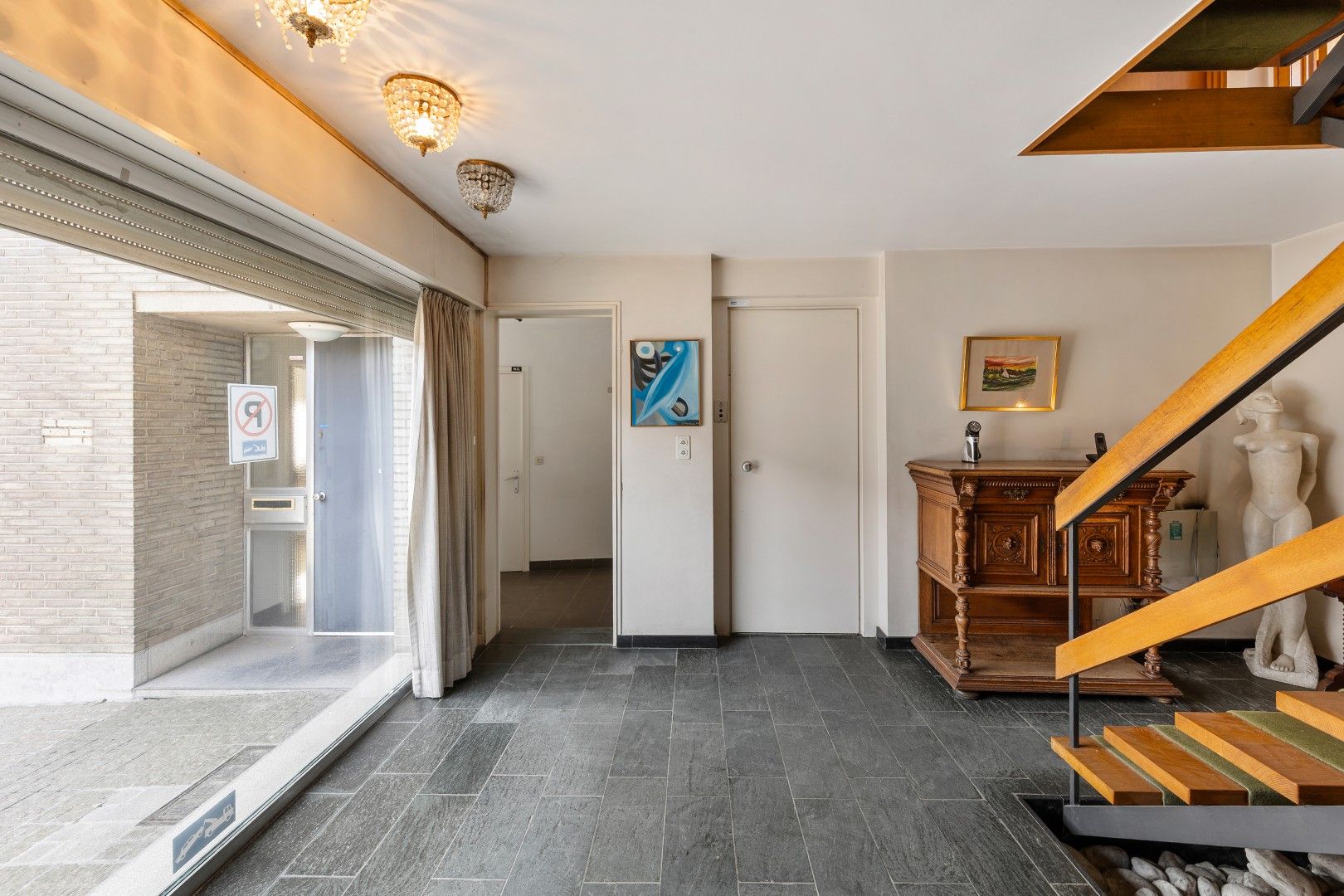 Karaktervolle voormalige dokterswoning met praktijkruimte, lift, dubbele garage, 5 SLPK. en grote tuin foto 10