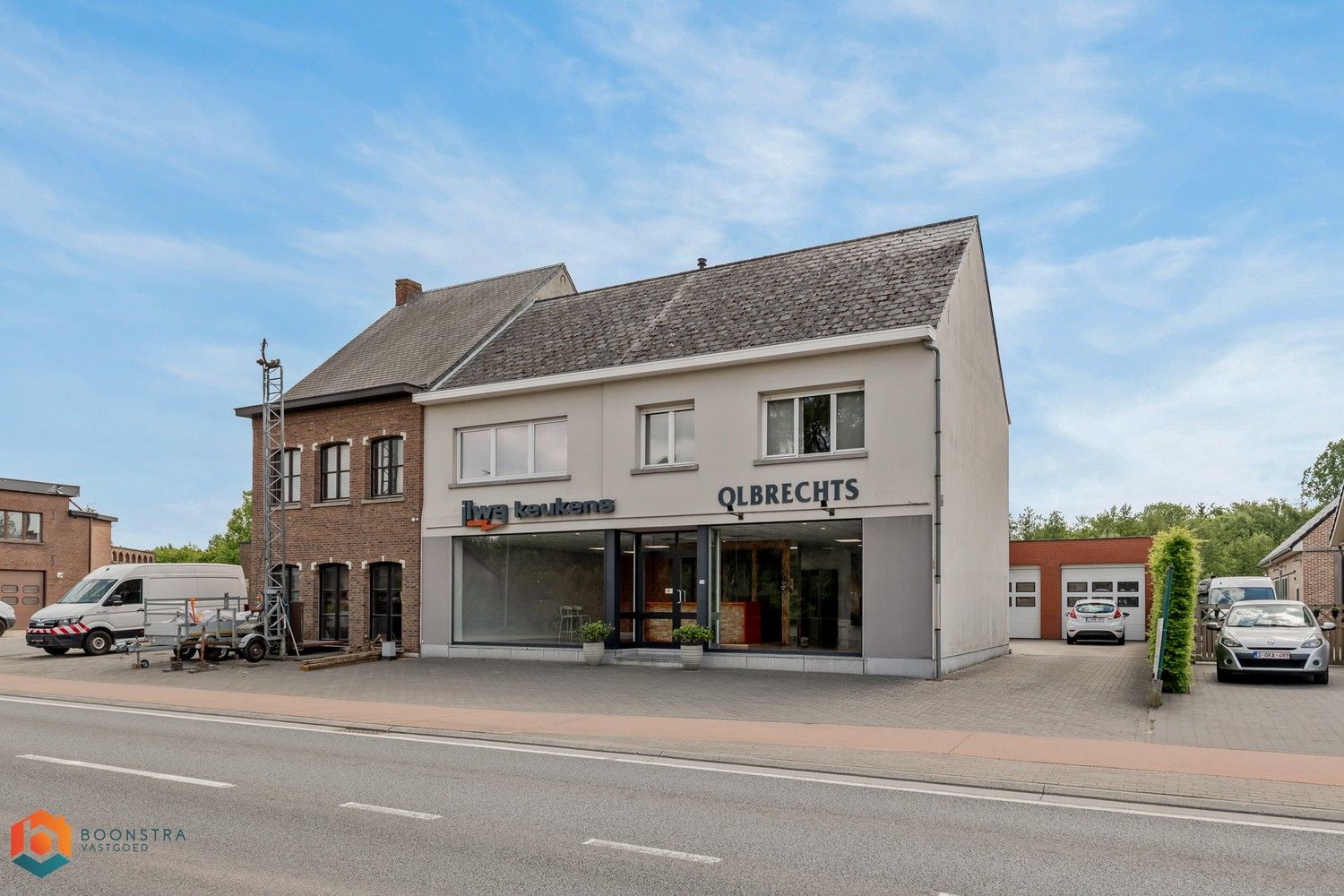 Handelsgelijkvloers met garage & woonst op toplocatie foto {{pictureIndex}}
