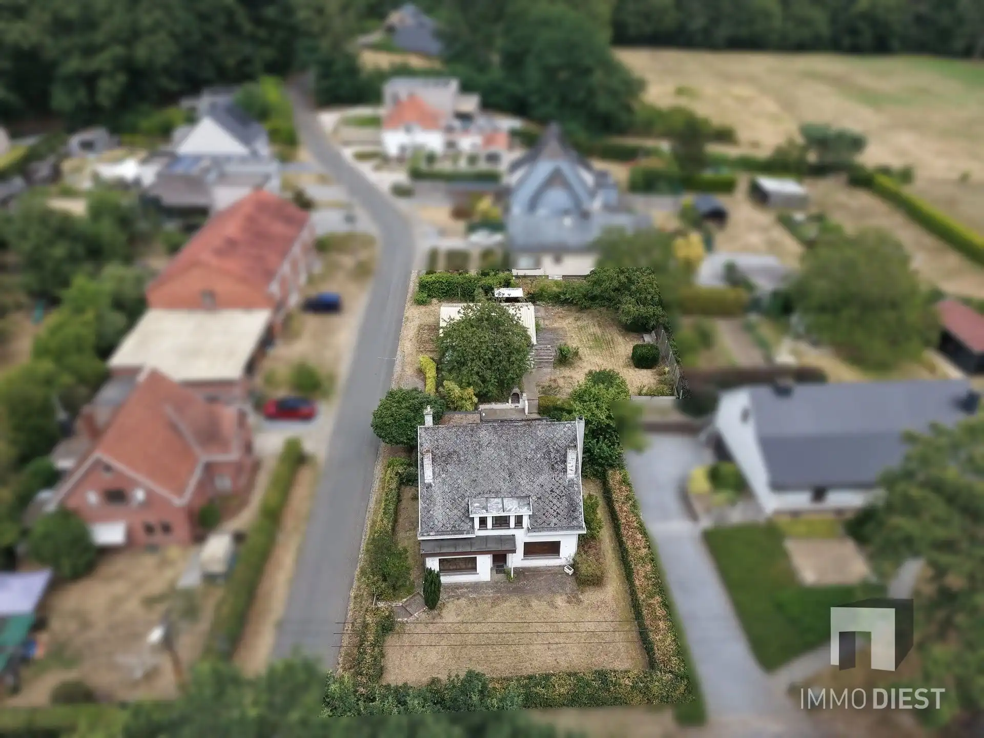 Te koop: Te renoveren vrijstaande woning met 3 slaapkamers en ruime garage  foto 2
