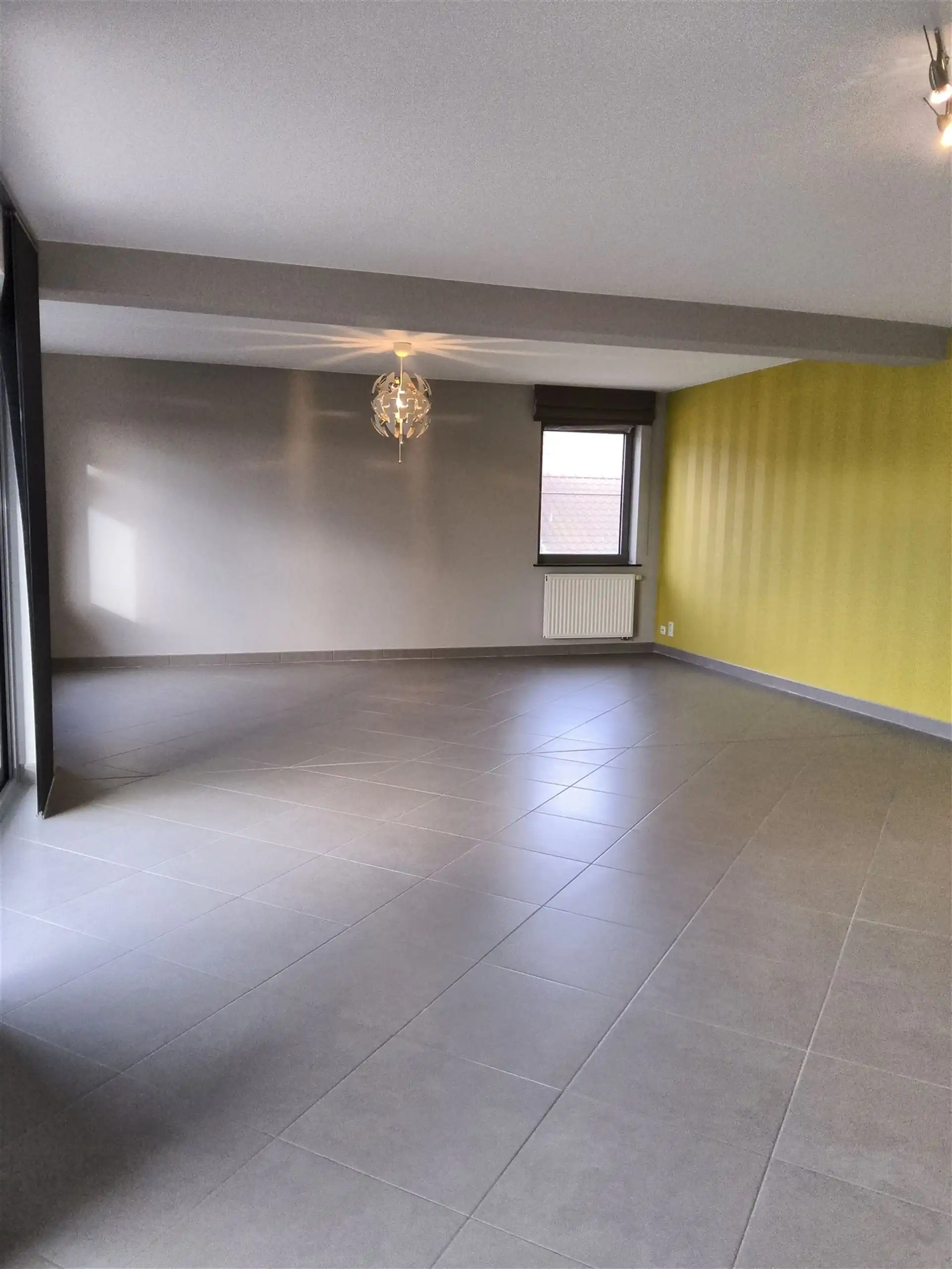 Ruim 2 slaapkamer-appartement met garage foto 5