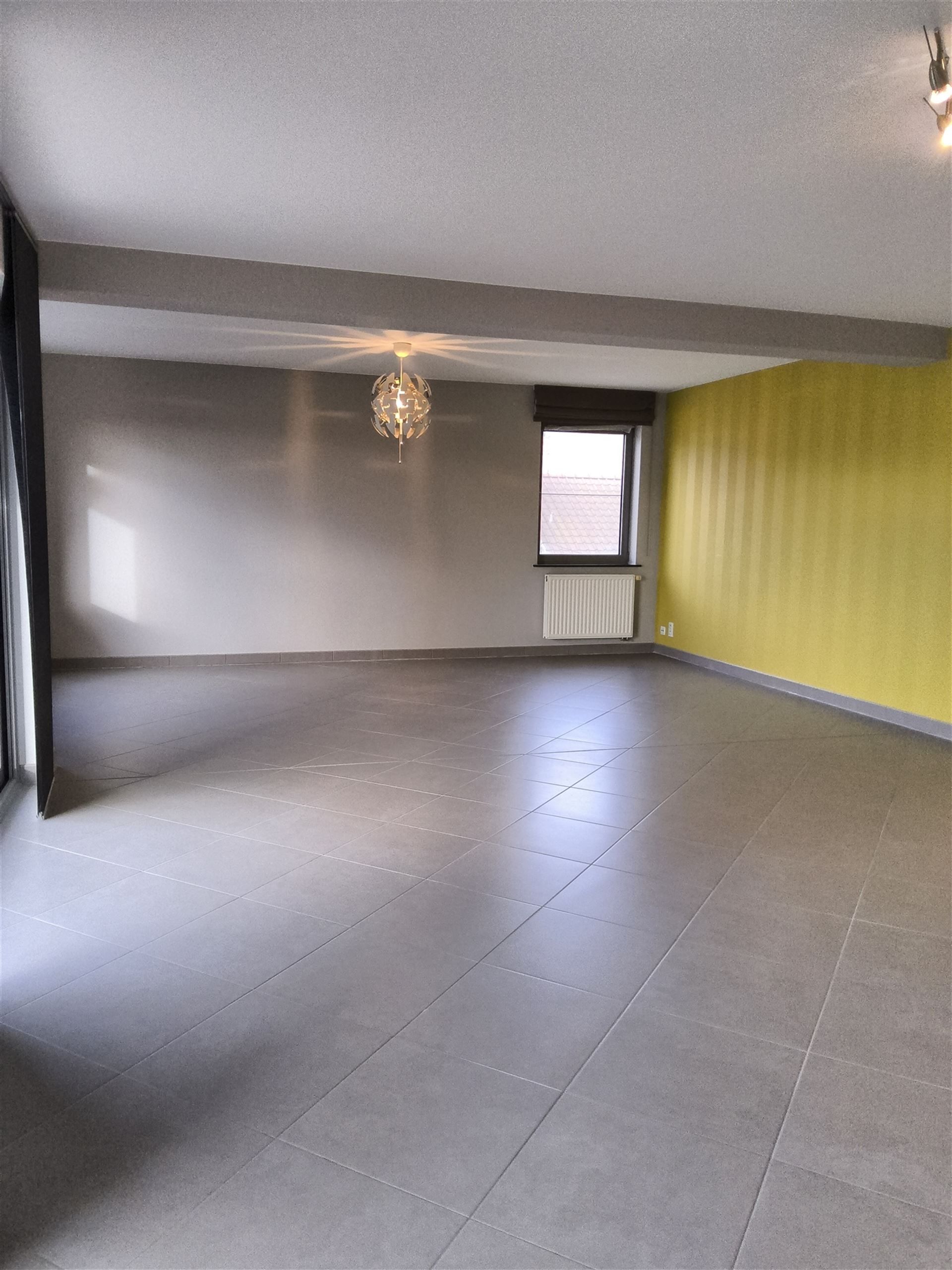 Ruim 2 slaapkamer-appartement met garage foto 5