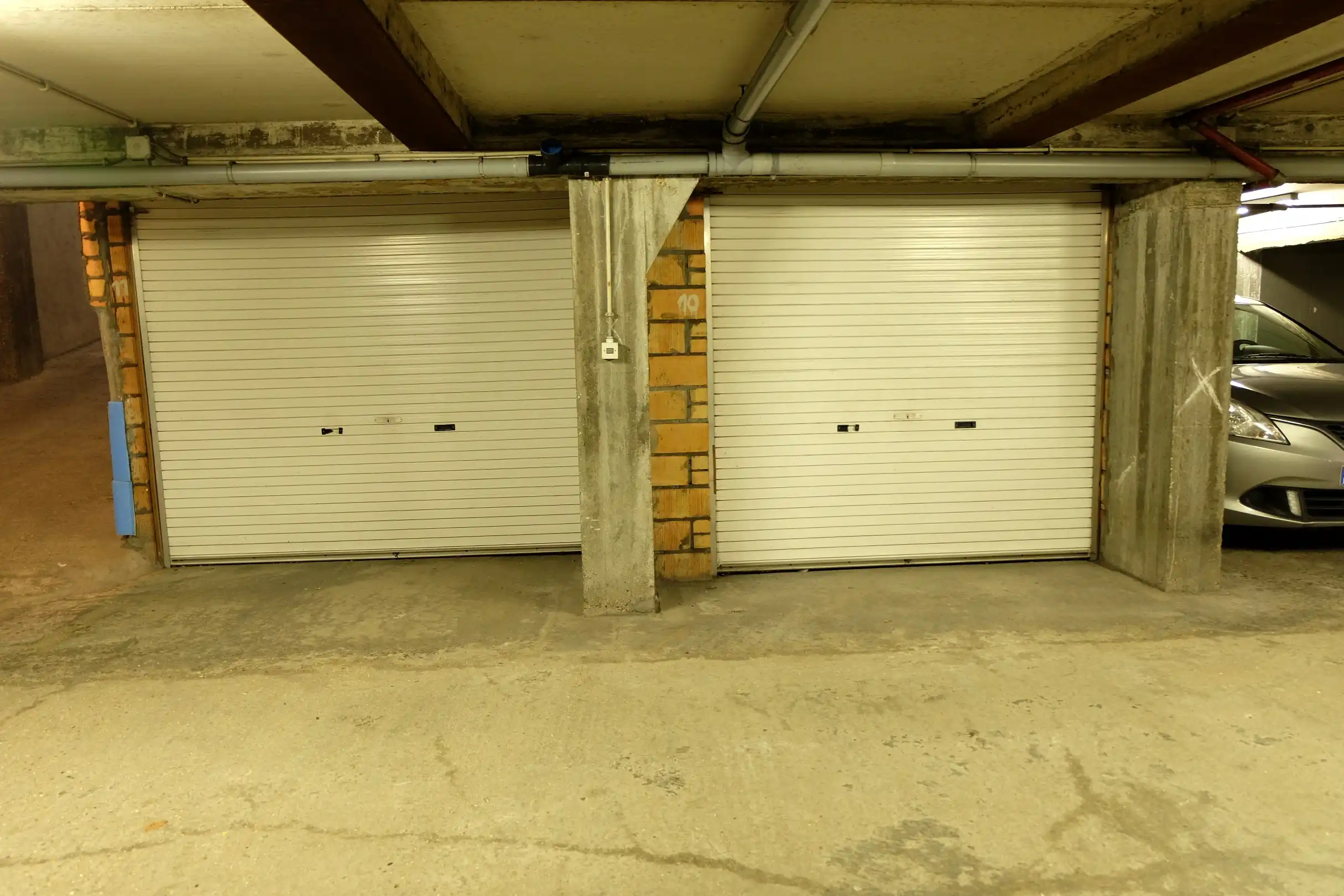 Dubbele garagebox met opslagplaats nabij de Alfons Pieterslaan foto 3