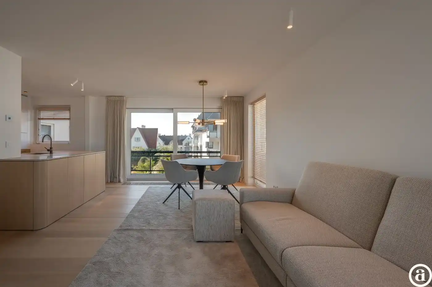 Luxueus gerenoveerd hoekappartement met zeezicht vlakbij de wandeldijk in het Zoute. foto 8