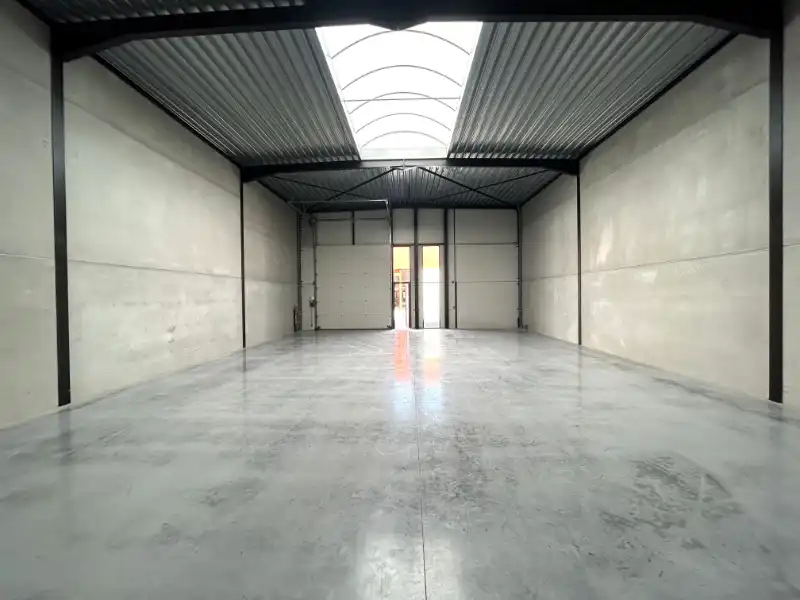 Recent magazijn 223 m² met 2 parkings foto 3