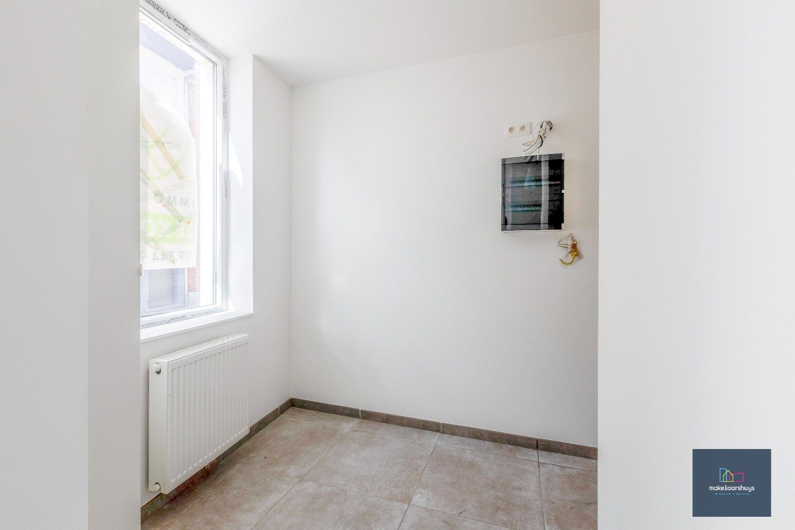 Instapklare gerenoveerde woning in rij met terras, tuin en garagebox foto 11