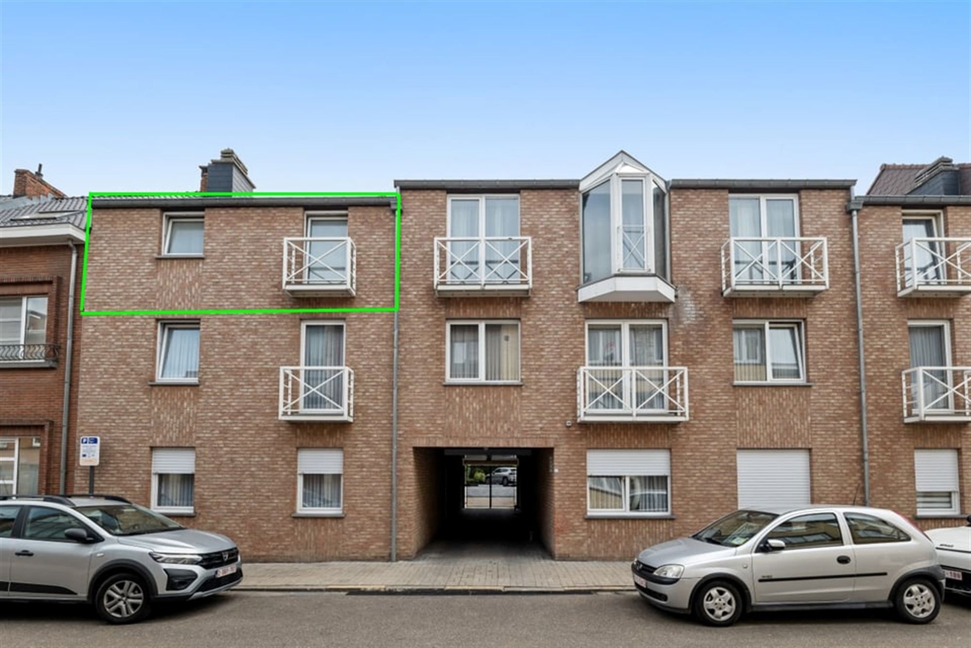 GEZELLIG 2 SLK APPARTEMENT MET STAANPLAATS IN HET CENTRUM VAN SINT-TRUIDEN  foto {{pictureIndex}}