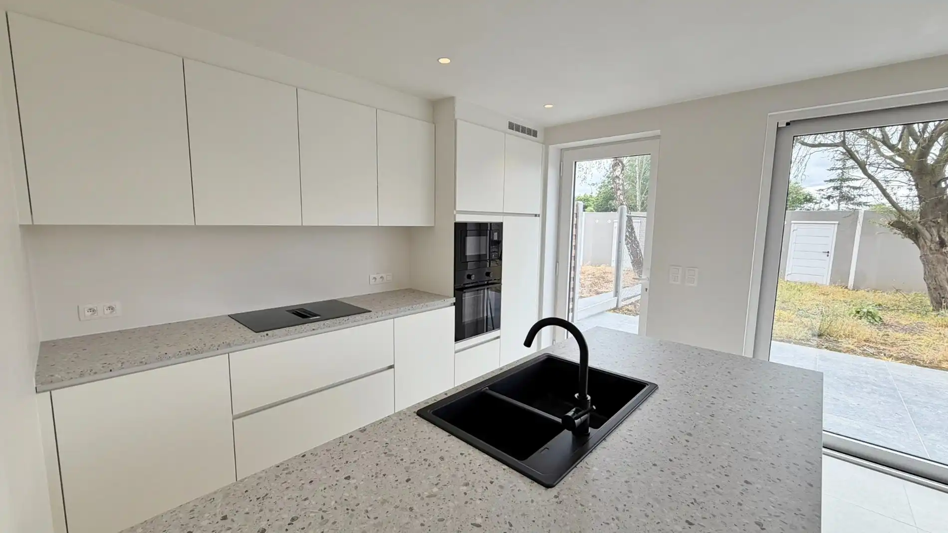 Nieuwbouwwoning met 5 slaapkamers, zonnige tuin en 2 garages te huur foto 6