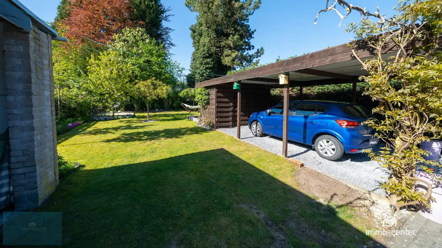 Instapklaar 2-slaapkamer appartement met zolder, 2 garages, carport en prachtige tuin foto 2