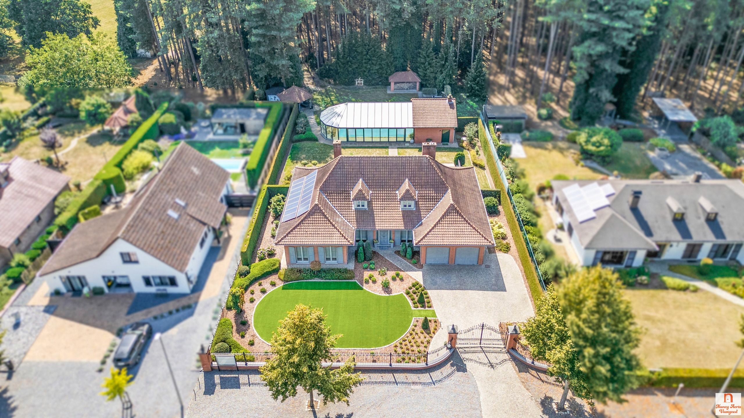 Luxueuze villa met overdekt zwembad, bos en weiland foto {{pictureIndex}}