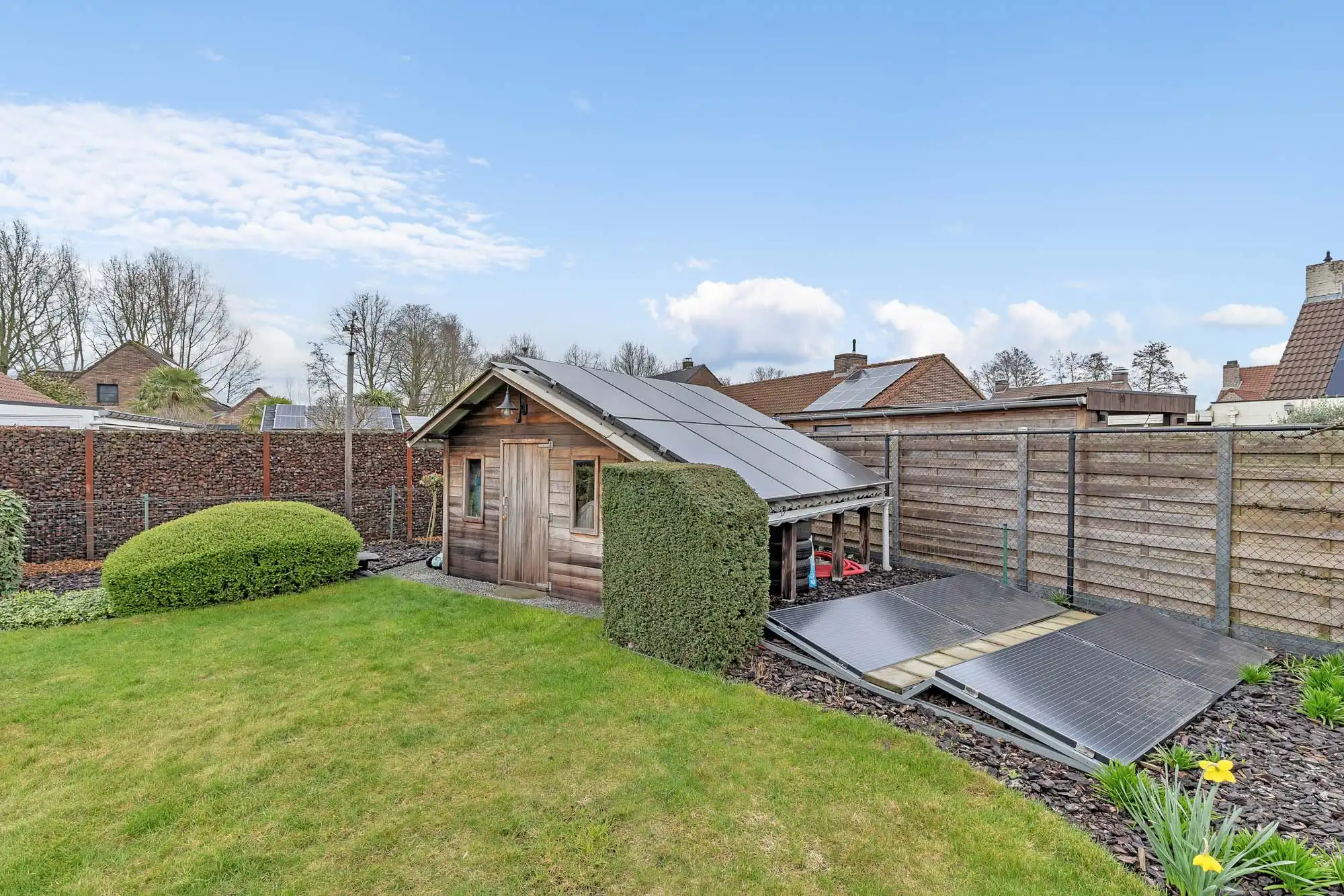 Open bebouwing met tuin, zonnepanelen en garage foto 25