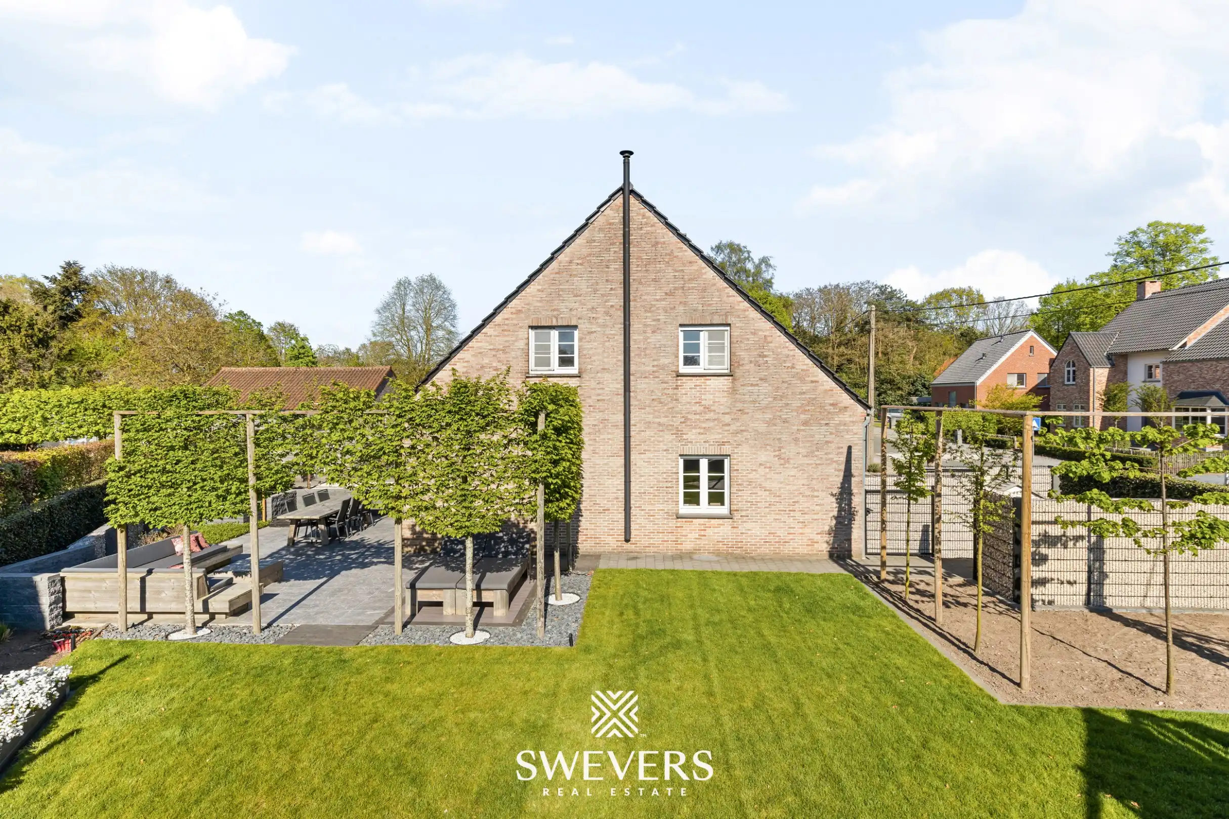 Instapklare woning met prachtig aangelegde tuin en bijgebouw in Helchteren foto {{pictureIndex}}