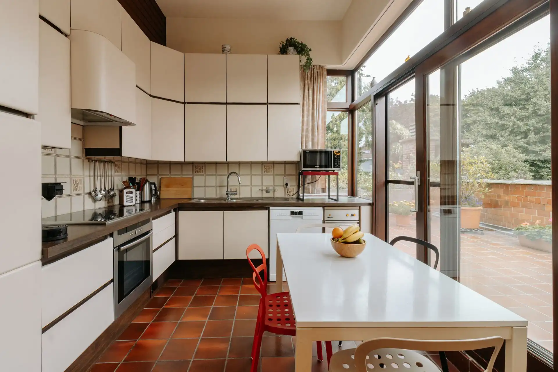 Architecturale Lejon-woning in autoluwe straat foto 12