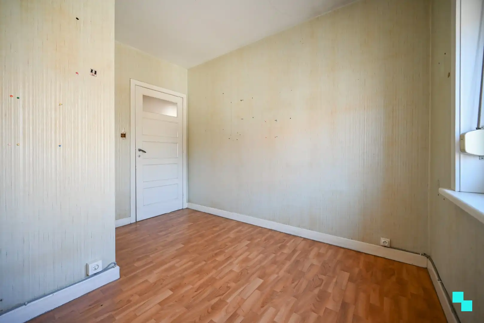 Te renoveren halfopen bebouwing met garage foto 23