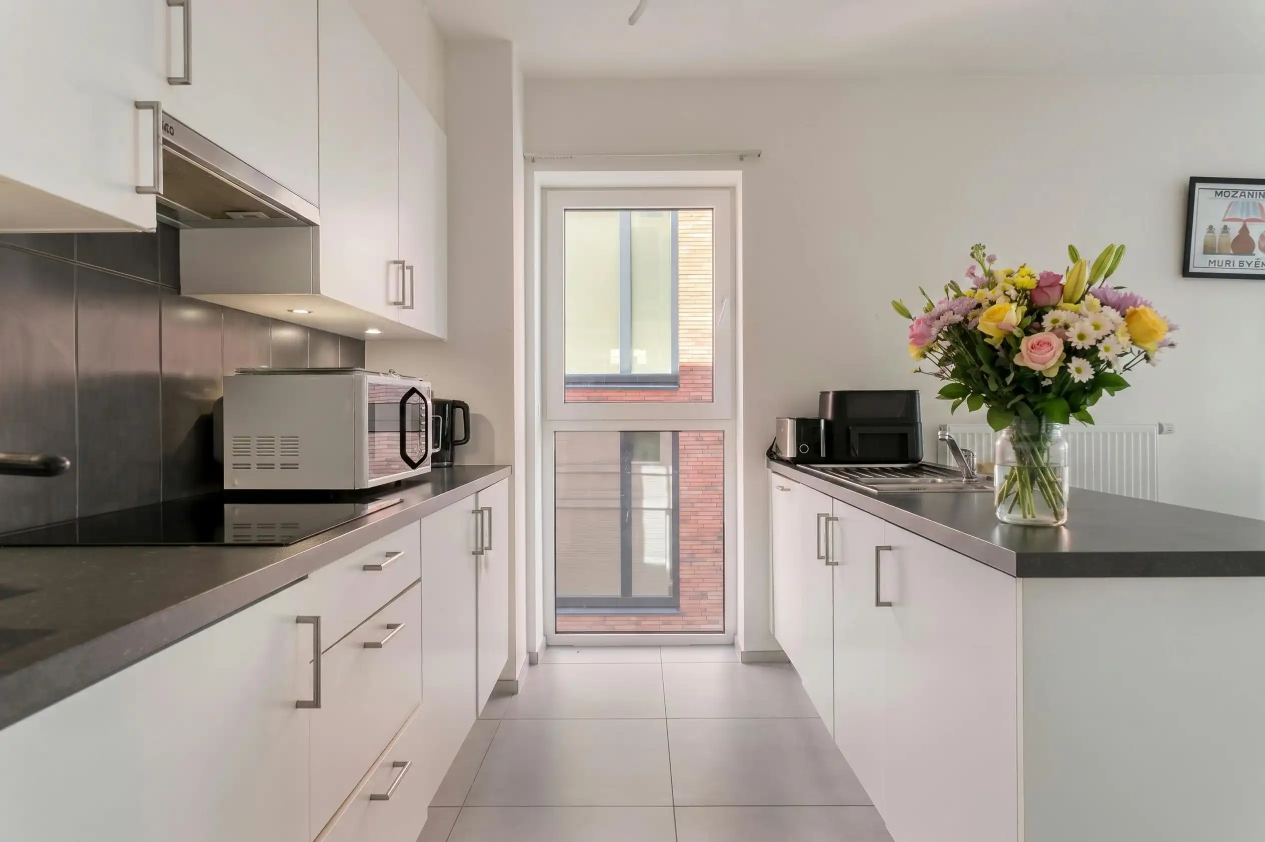 Recent 2-slaapkamer appartement met staanplaats te koop! foto 4