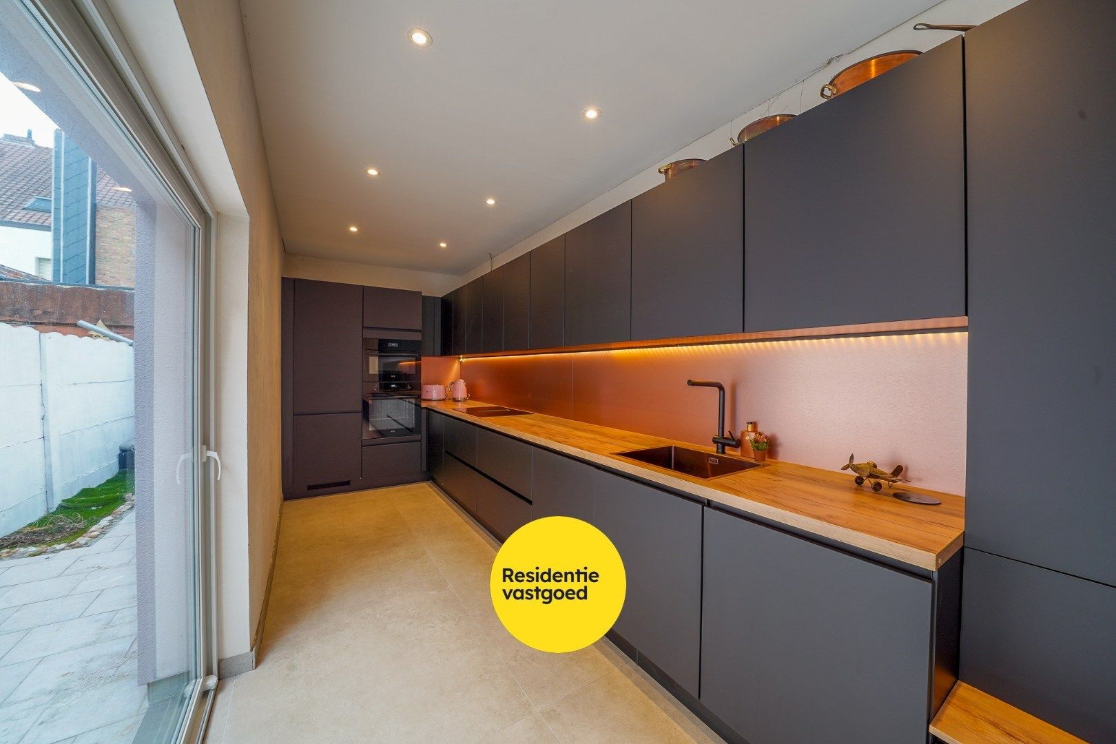 Stijlvol gerenoveerde gezinswoning met karaktervolle gevel in het hart van Mariakerke (Oostende) foto 8