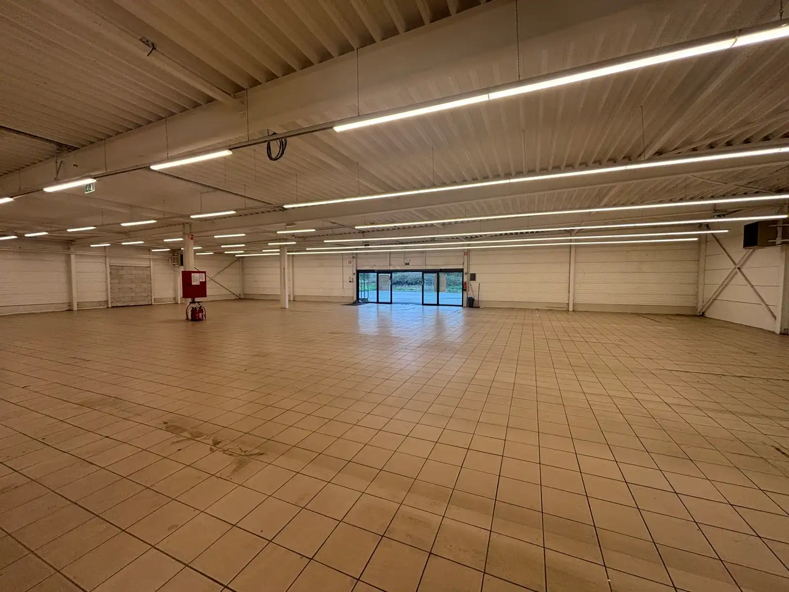 Baanwinkel te huur in Philippeville, toplocatie retailpark foto 4