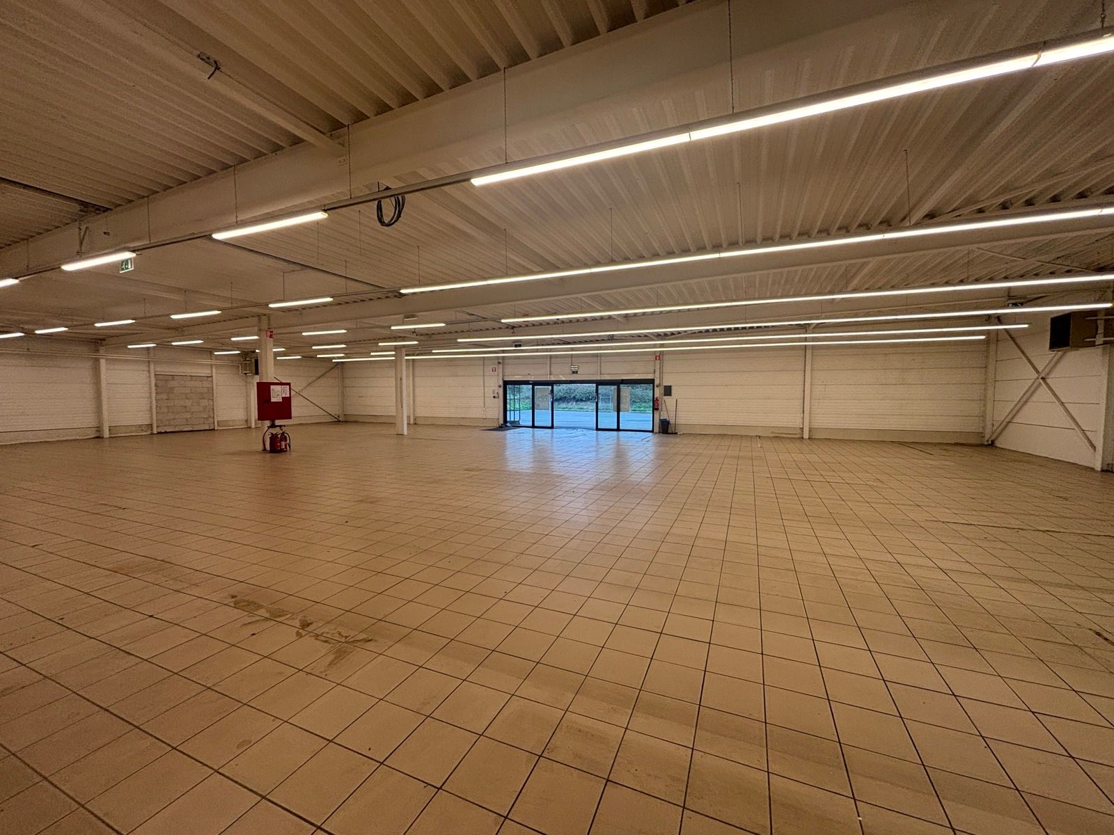 Baanwinkel te huur in Philippeville, toplocatie retailpark foto 4