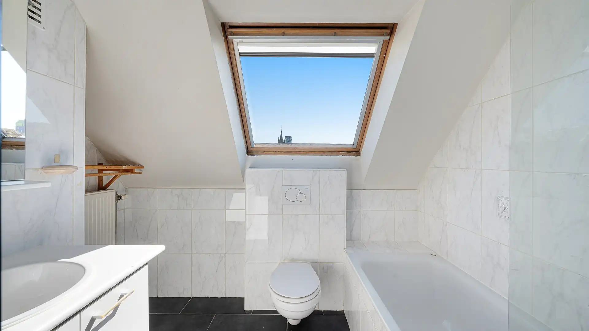 Op te frissen appartement met mooie terrassen te Heist foto 11