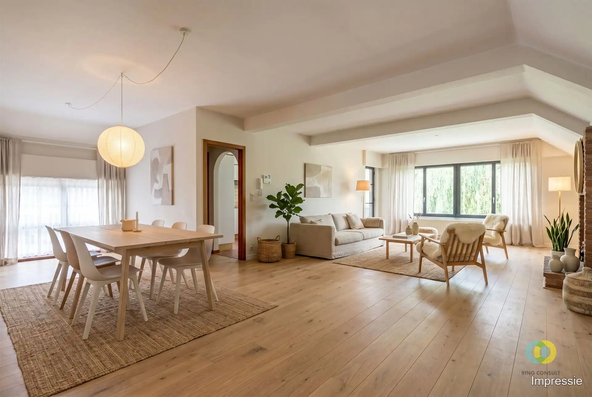 Ruime woning met praktijkruimte, garage en tuin foto 9