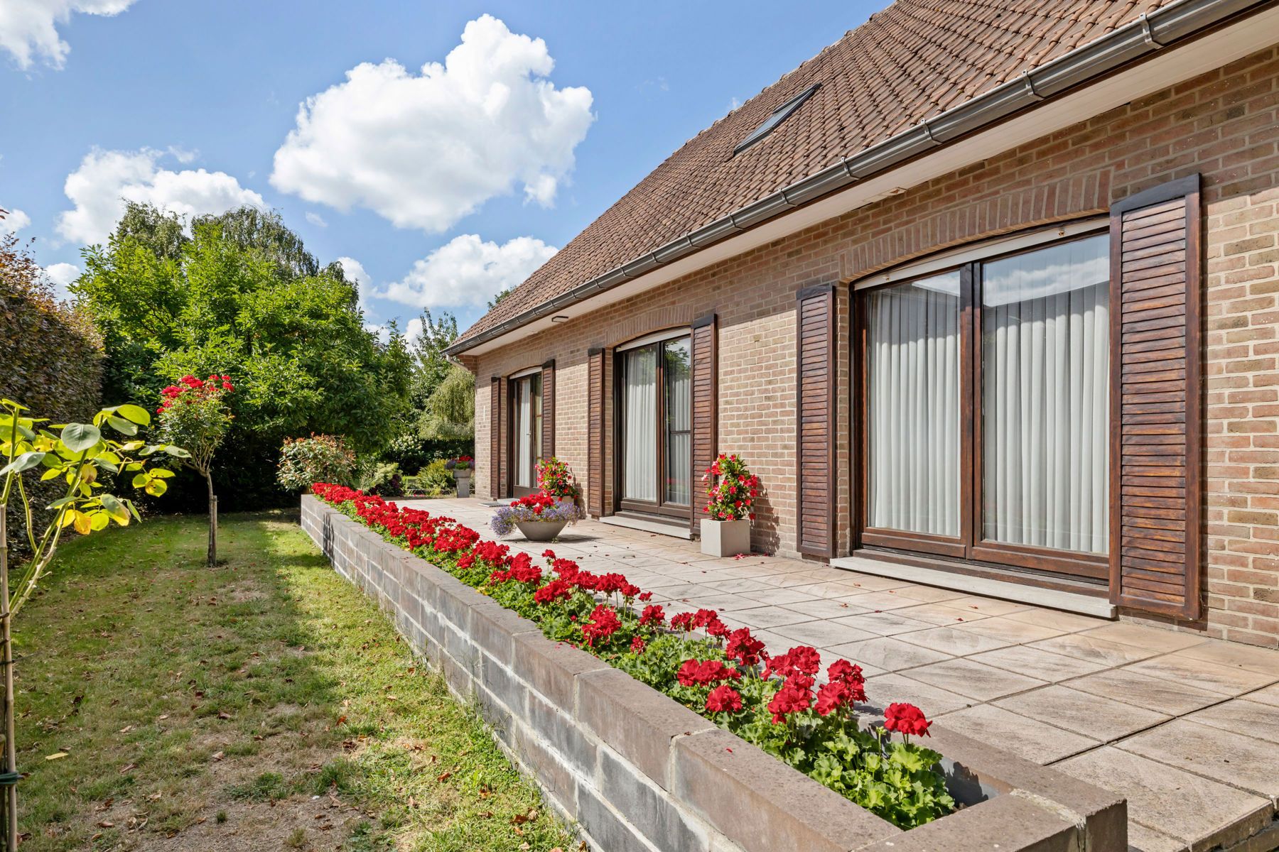 ONDER OPTIE Ruime villa in zeer goede staat met grote garage foto 28