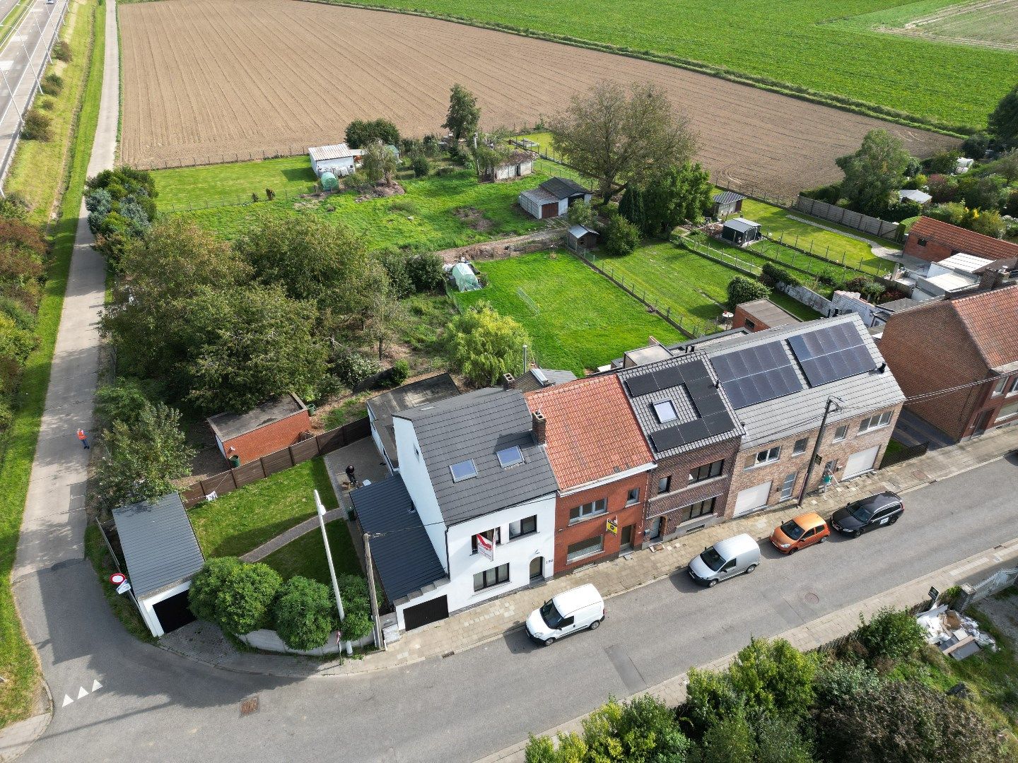 Gezellige rijwoning met grote tuin en boomgaard op stadsrand foto 21