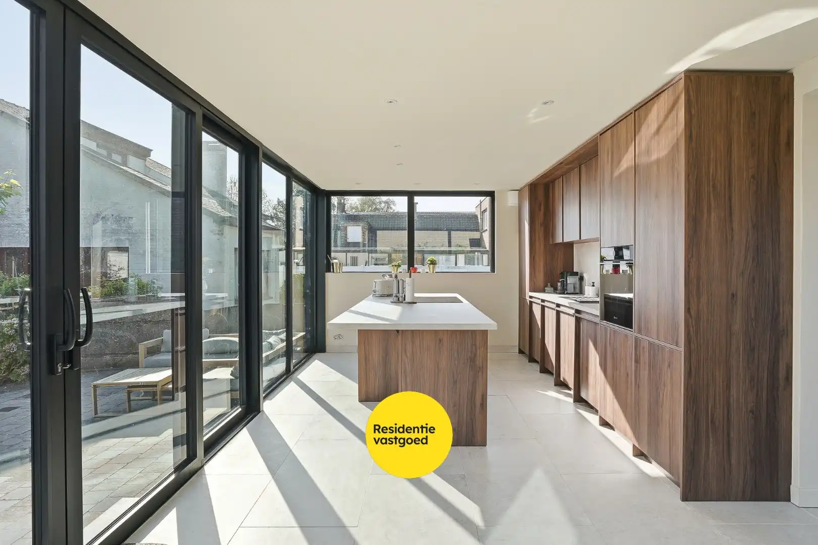 Alleenstaande woning met prachtige uitbouw in centrum Veldegem foto 5