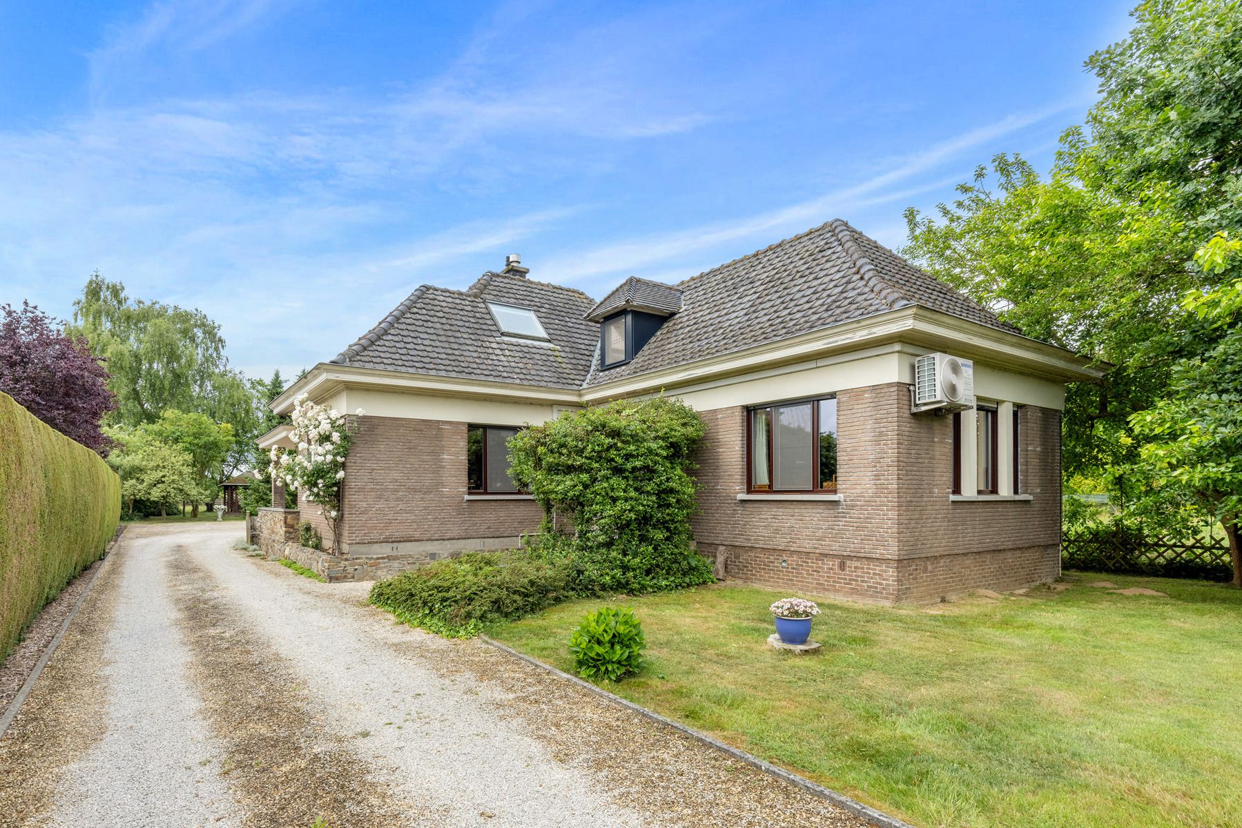 Charmant huis met prachtige tuin in het groene Schellebelle! foto {{pictureIndex}}