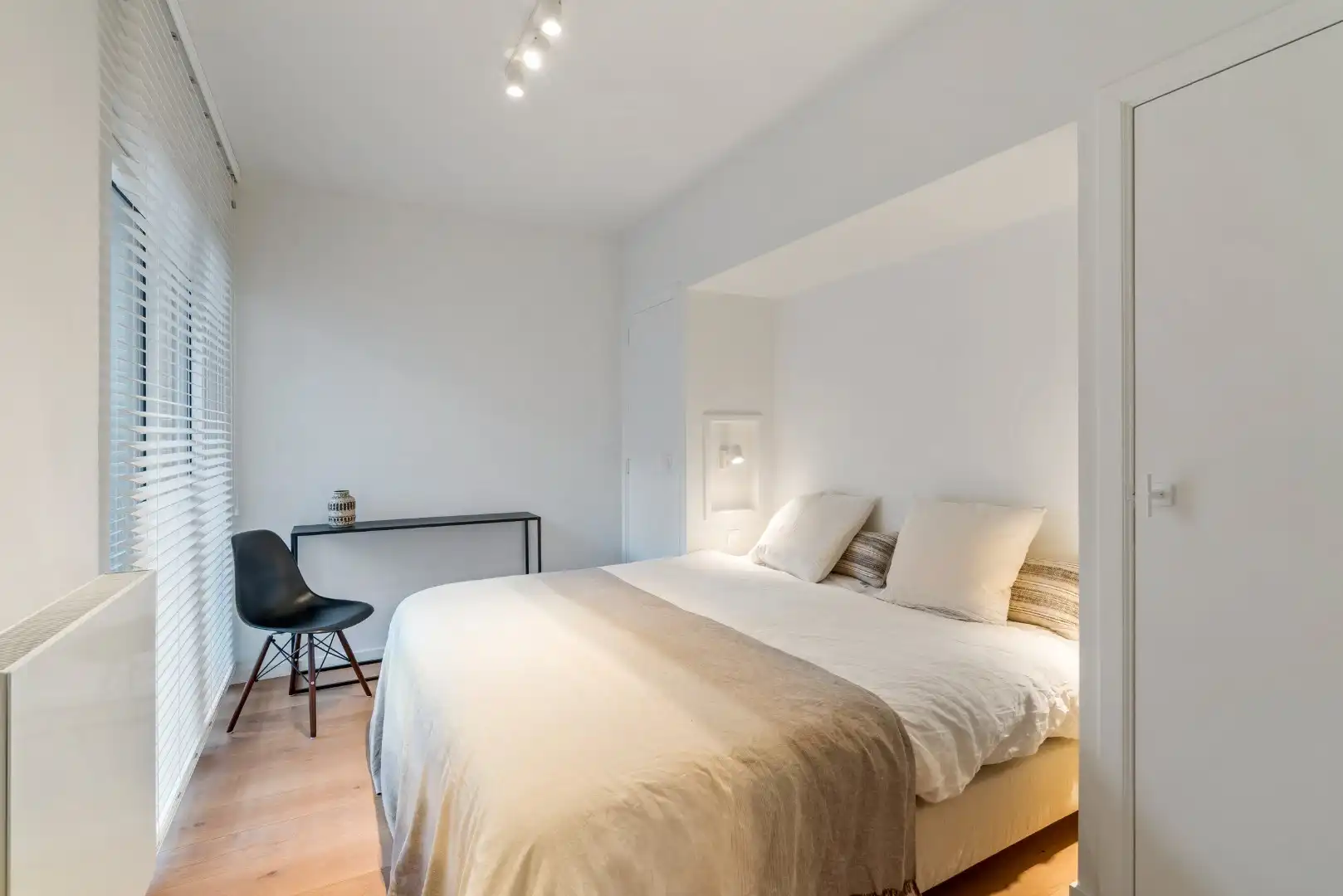 Uitstekend gelegen appartement met 3 slaapkamers in hartje Zoute op de Kustlaan aan de minigolf foto 11