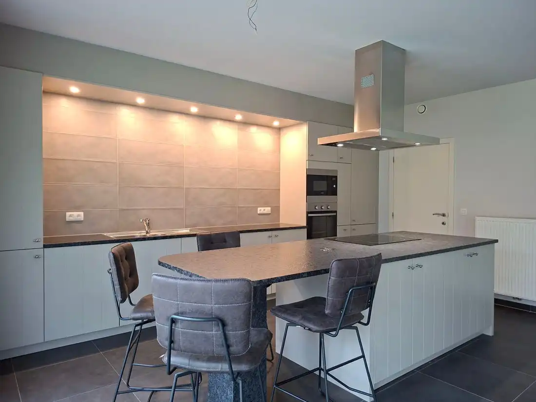 Modern en stijlvol gelijkvloers appartement net buiten Genk centrum foto 10