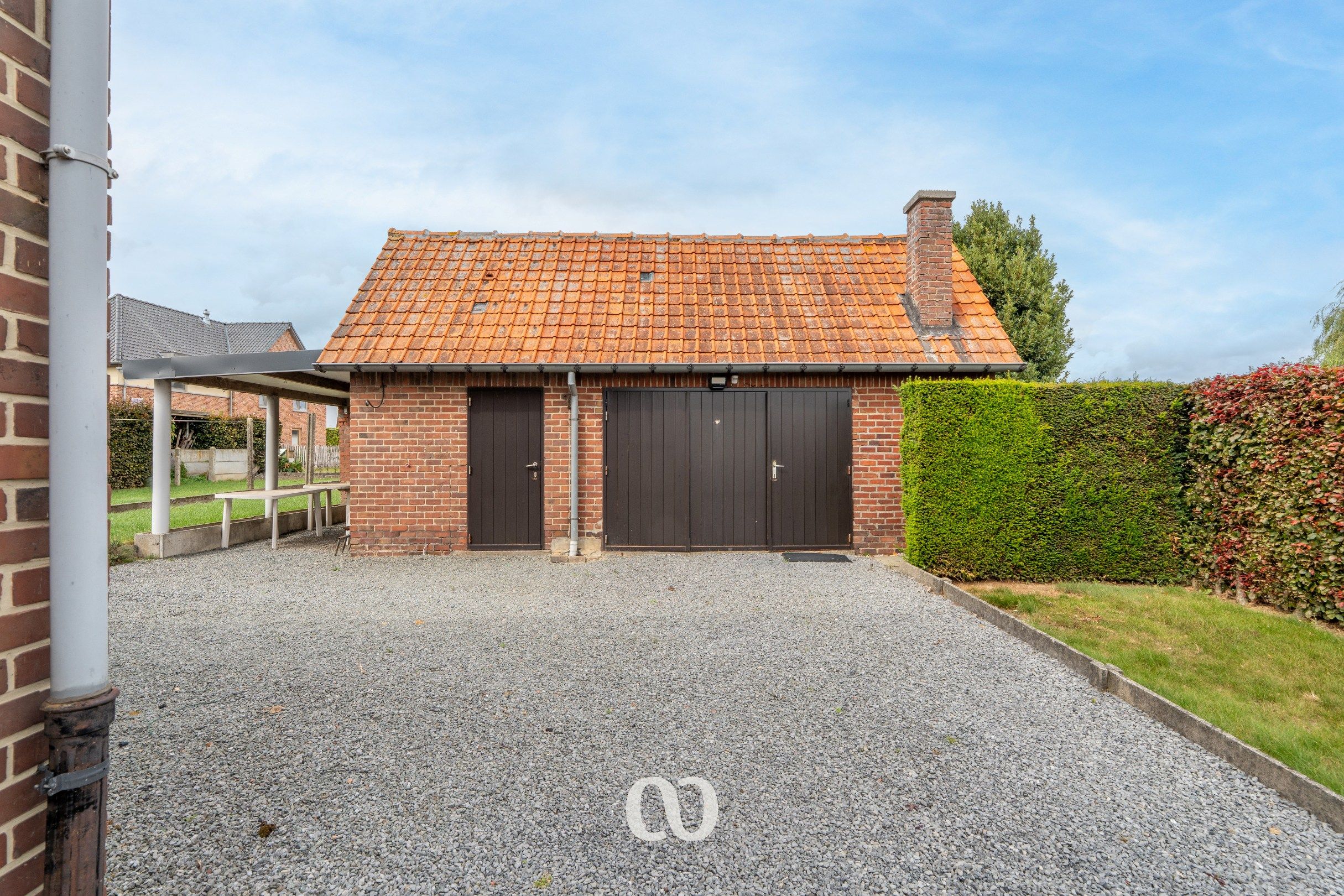 Alleenstaande woning met tuin en prachtig uitzicht in Huise foto 11