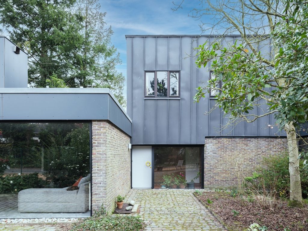 Merelbeke – Op te frissen, ruime architecturale woning (bvo 396 m2) met polyvalente mogelijkheden en bovengelegen zorgwoning op een groen perceel van 1.294m2. foto 4