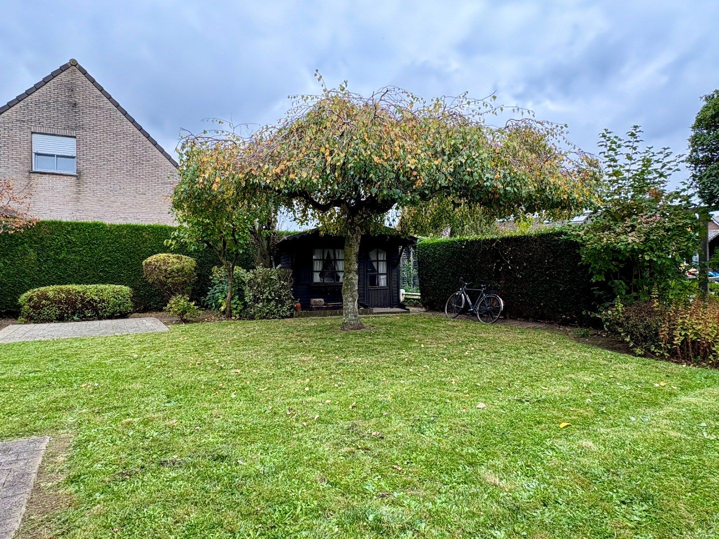 Gelijkvloerse villa op 614 m² met 3 slks en een inpandige garage. foto 3