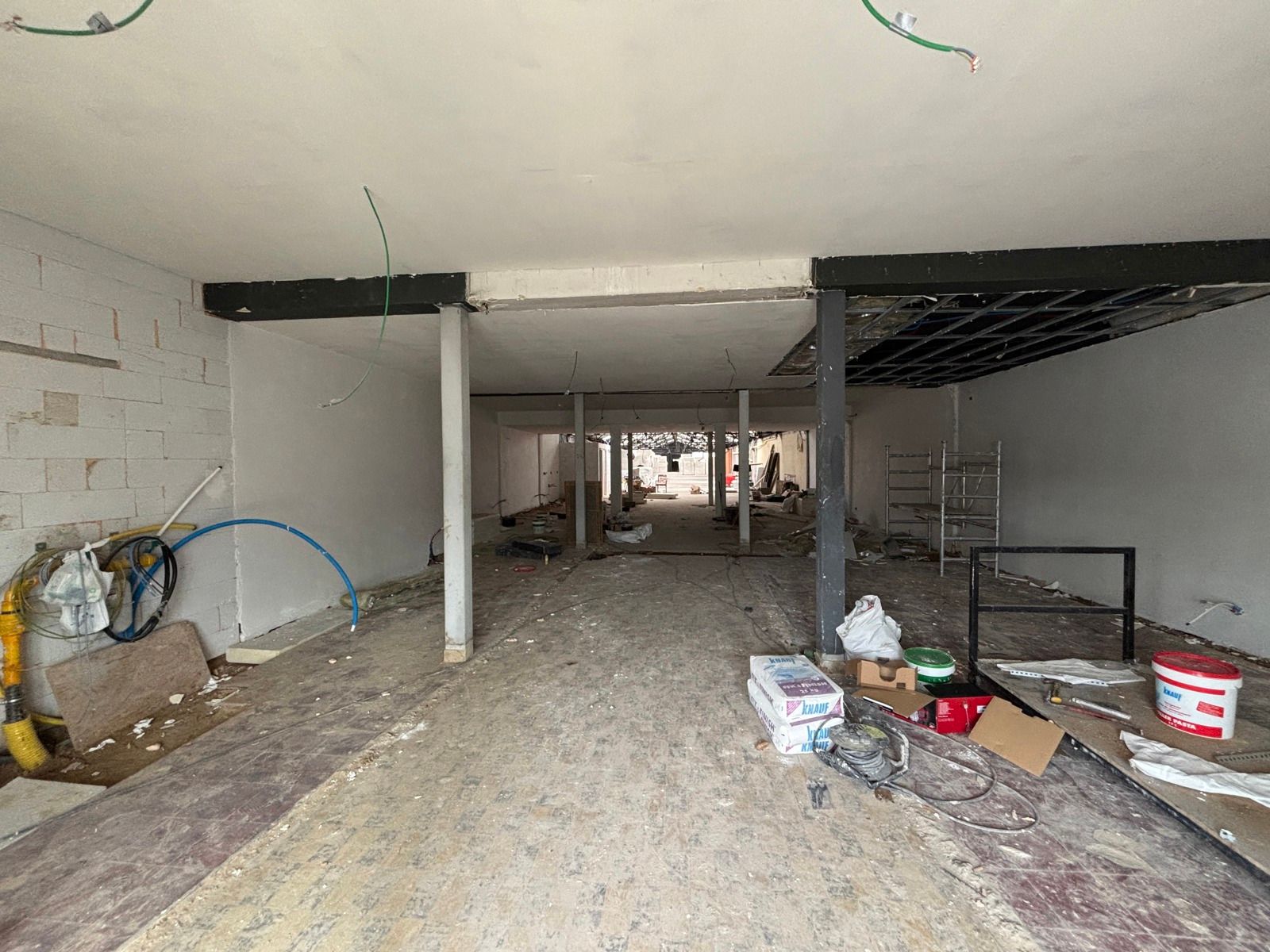 Handelsgelijkvloers te huur tegenover Carrefour Borsbeek foto 2