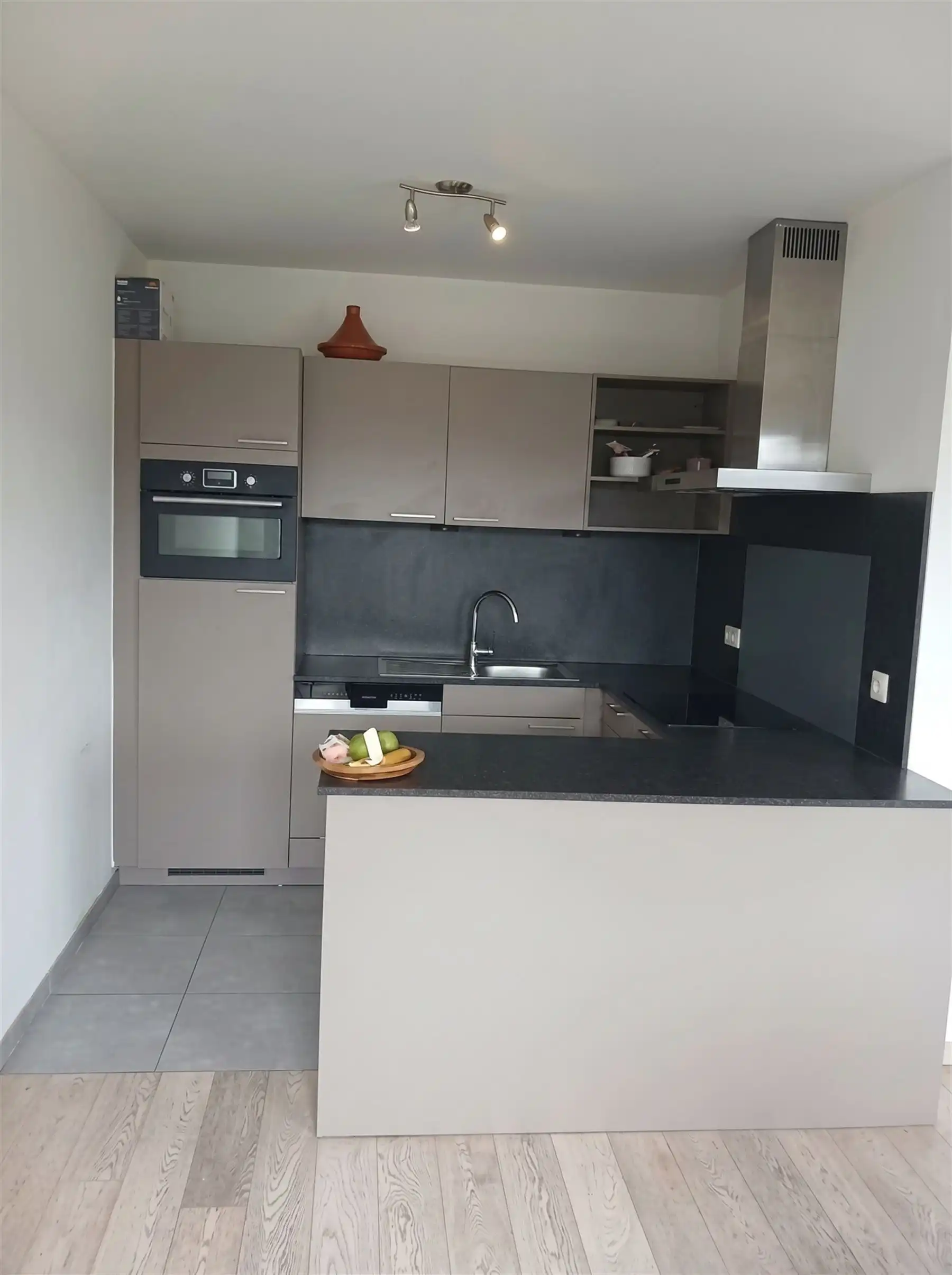 Ruim licht appartement met zicht op skyline van Brussel  foto 4
