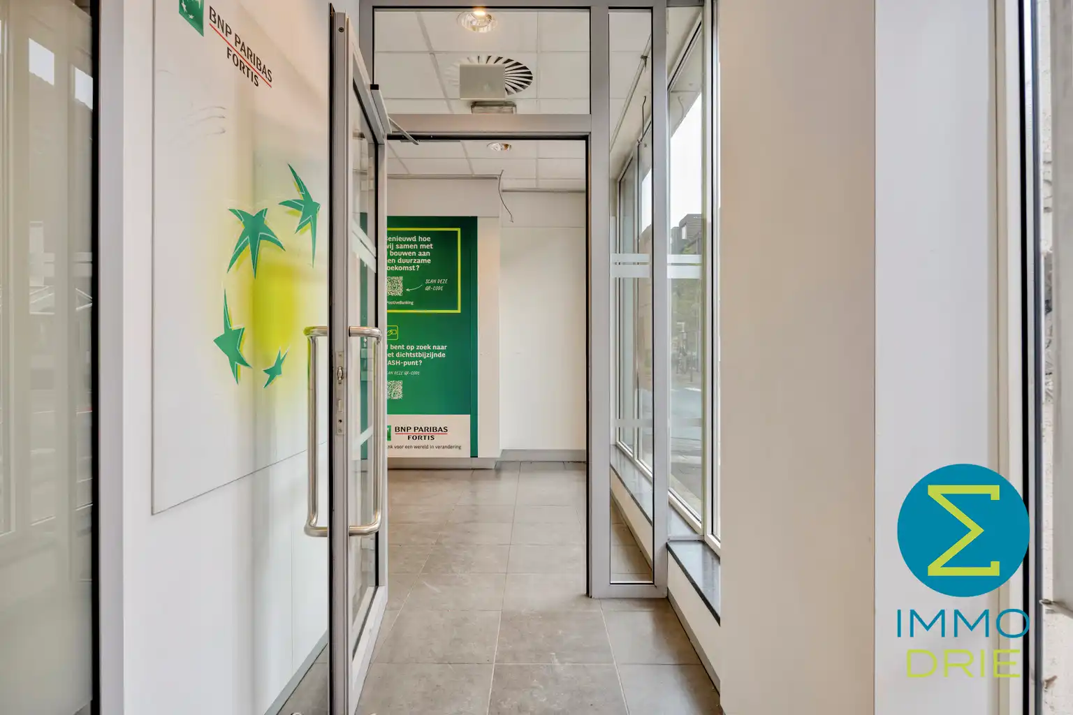 Handelsruimte met kantoren en ruime opslag in het centrum foto 2