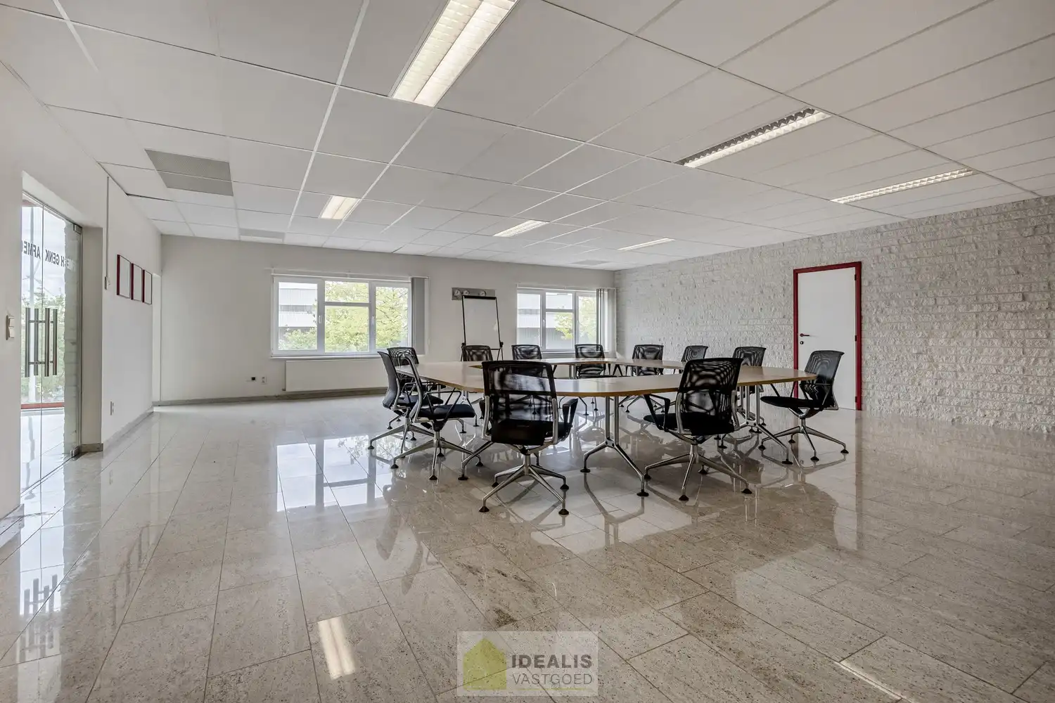 IDEALIS VASTGOED – Industrieel bedrijfsgebouw van maar liefst +-5000m² bruikbare oppervlakte, bestaande uit bedrijfshallen, kantoor- en vergaderruimtes en een appartement met een centrale ligging op industrieterrein Genk Zuid op een perceel van 10.326m² (1,03 hectare). foto 19