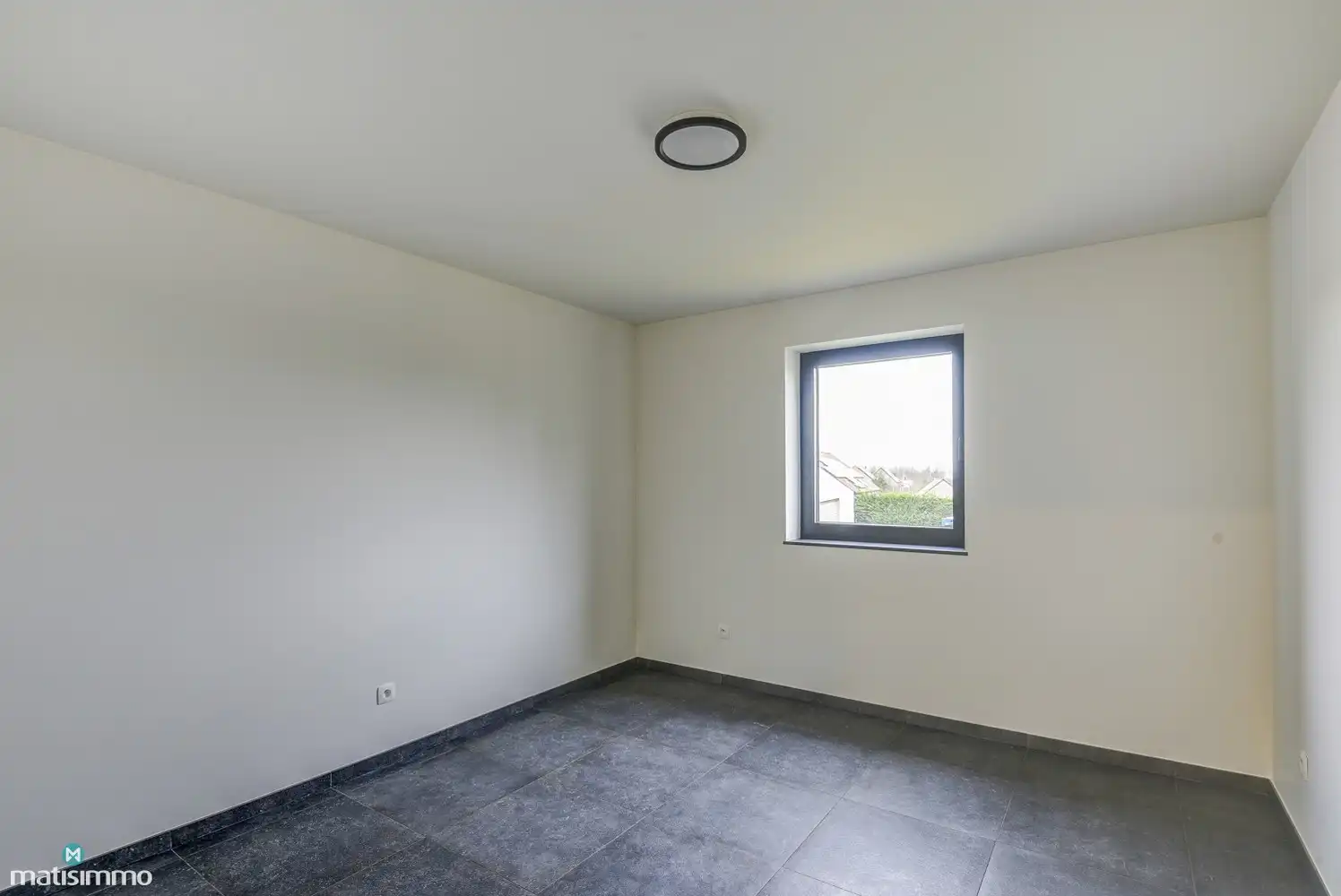 RUIM NIEUWBOUW APPARTEMENT MET 2 SLAAPKAMERS, OVERDEKT TERRAS, GARAGE, AUTOSTAANPLAATS EN KELDERBERGING TE BEVERST foto 14