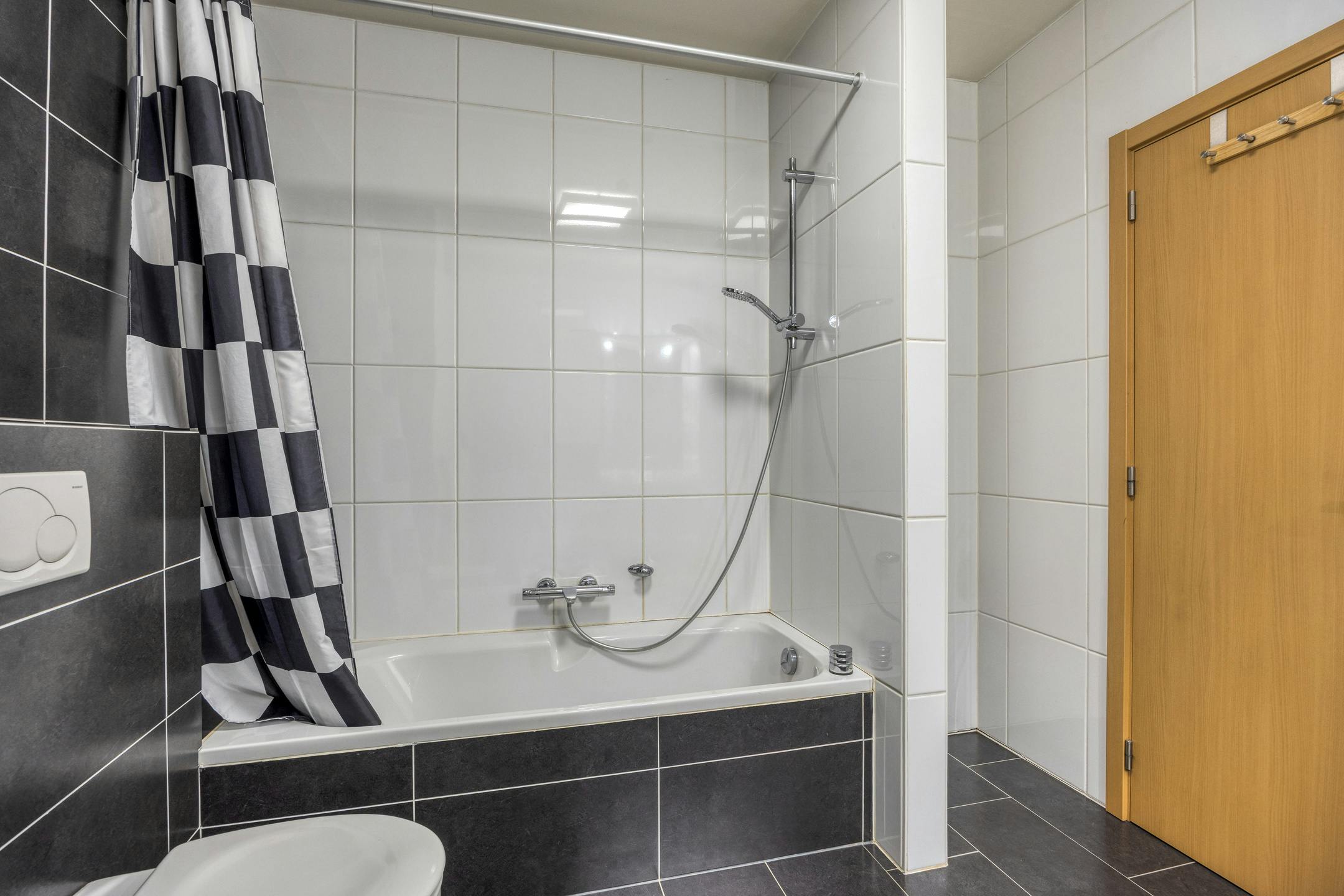 Instapklaar appartement met staanplaats en groot terras nabij centrum Diepenbeek foto 15