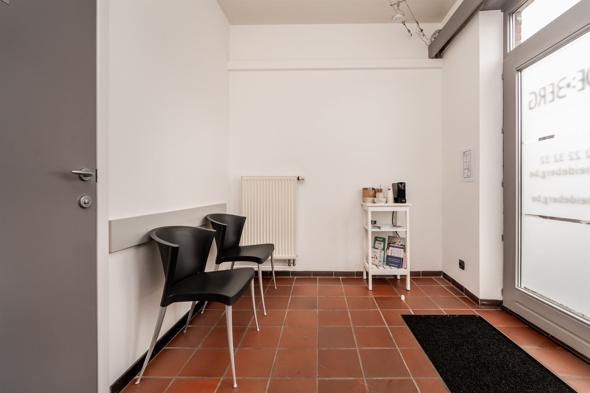 Instapklaar handelsgelijkvloers (120m²) met 3 staanplaatsen in het centrum van Keerbergen. foto 3