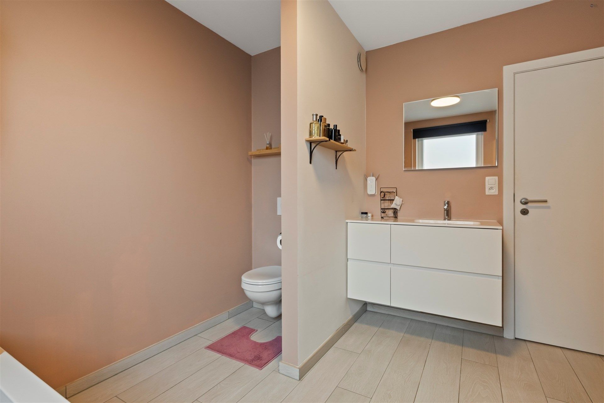 Recente woning, 5 slaapkamers, met garage en staanplaats. foto 11