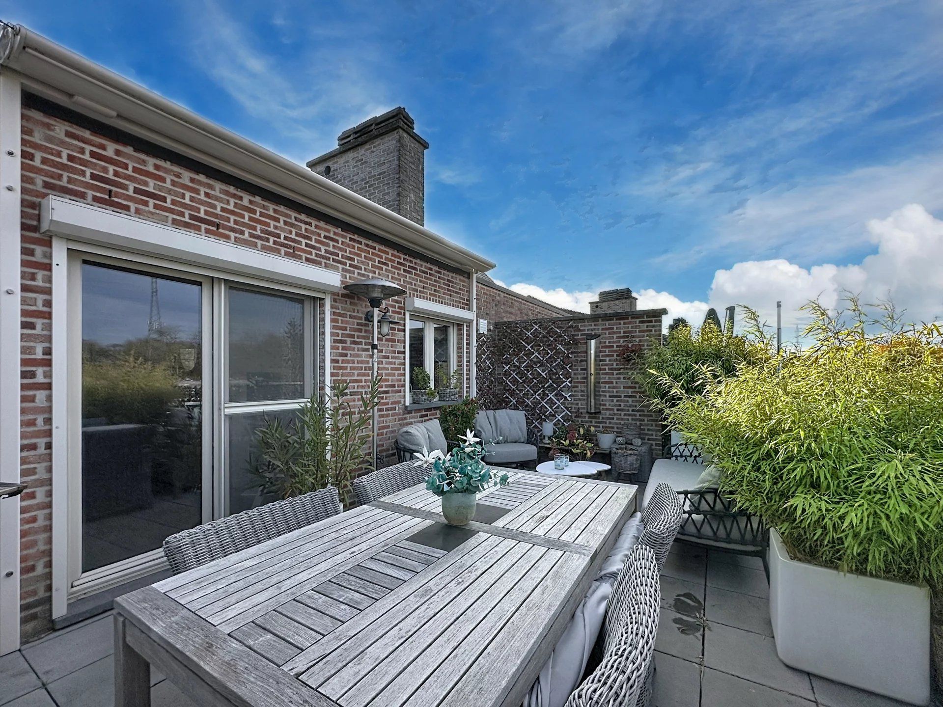 Super gezellig duplex appartement met 1 grote en 1 kleine slaapkamer, groot terras en garage foto 16