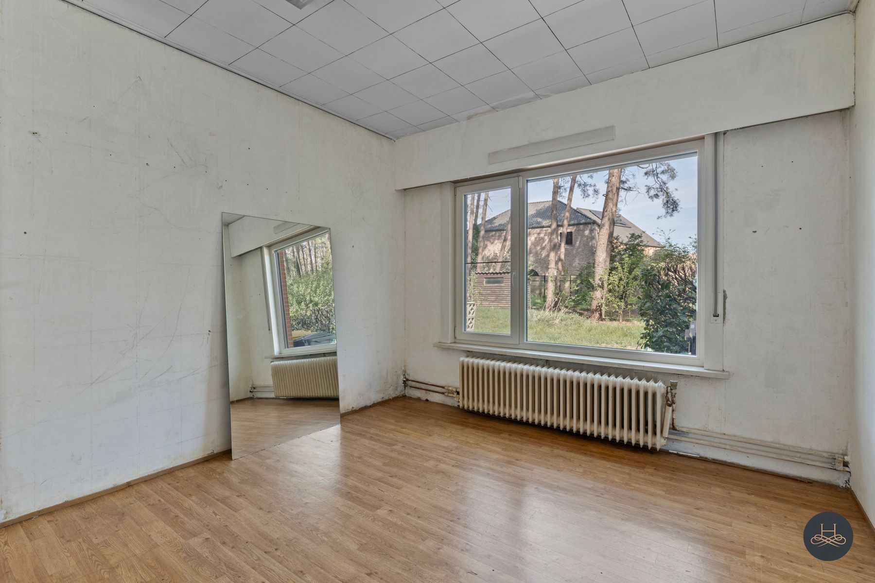 In het groen gelegen openstaande en te renoveren woning  foto 11