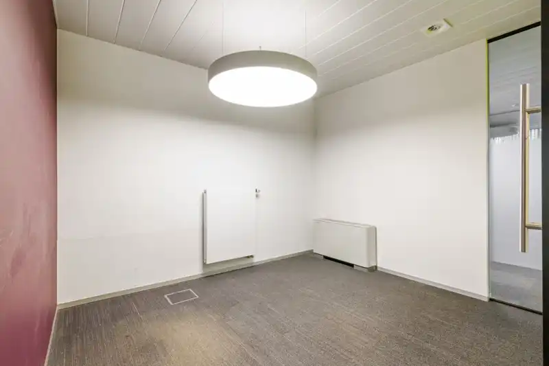 Roeselare-stadskern. Recent vernieuwde kantoor / praktijk / polyavalente ruimte te huur van 164m2. Ideale zichtbaarheid. Voldoende parkeerruimte en aparte autostaanplaats beschikbaar. foto 6