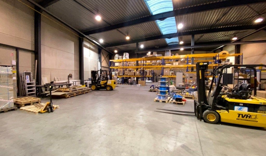Bedrijfsgebouw te huur vlakbij E17 te Waregem foto 4