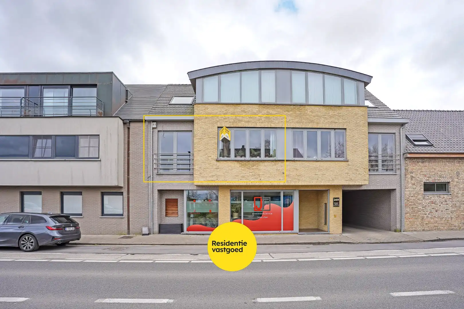 Recent appartement met privatieve tuin (346m²)  en ruim terras (40m²) in het centrum van Woumen! foto {{pictureIndex}}