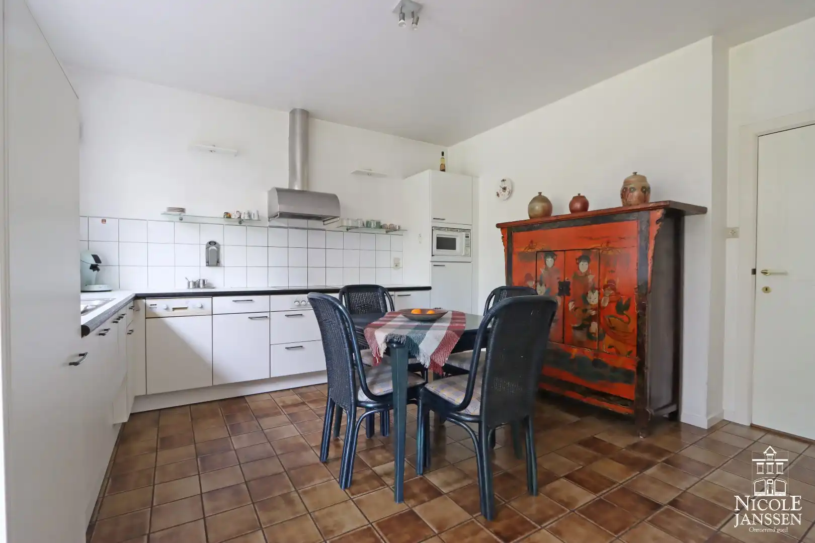 Verrassend ruime gezinswoning met prachtige diepe tuin foto 10