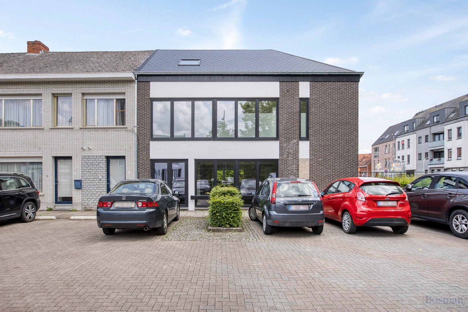 Handelspand met woonst te koop in Laakdal centrum foto {{pictureIndex}}