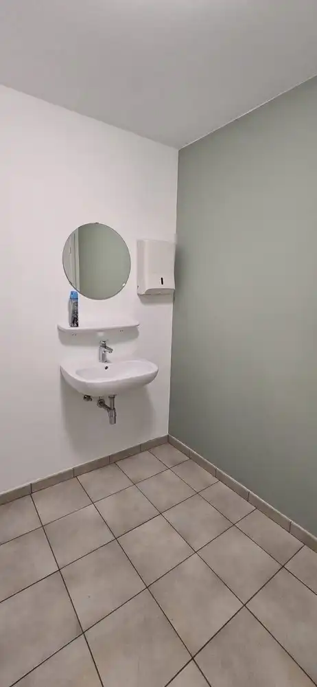 Multifunctioneel gebouw met parking, onmiddellijk beschikbaar! foto 9