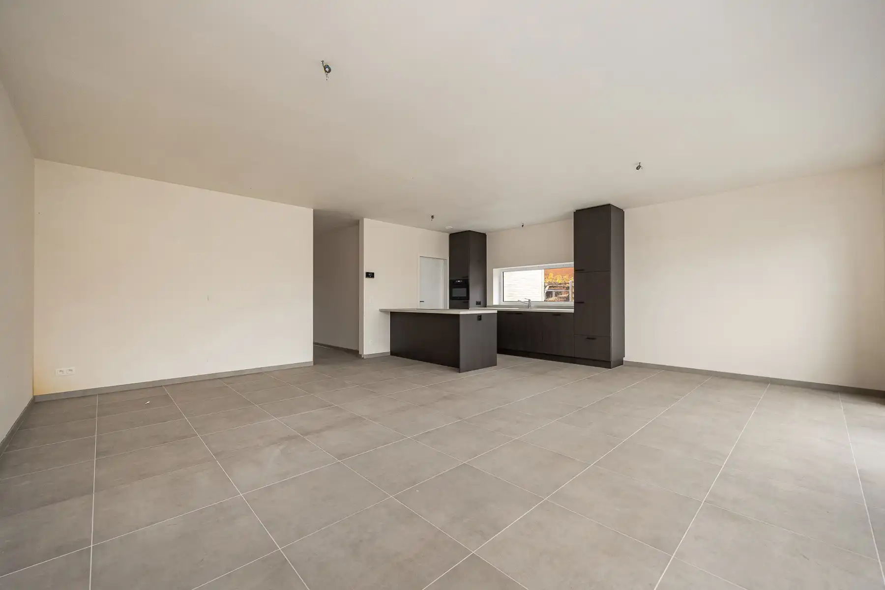 Halfopen woning met 3 slaapkamers en inpandige garage op perceel van ca 505 m² foto 4